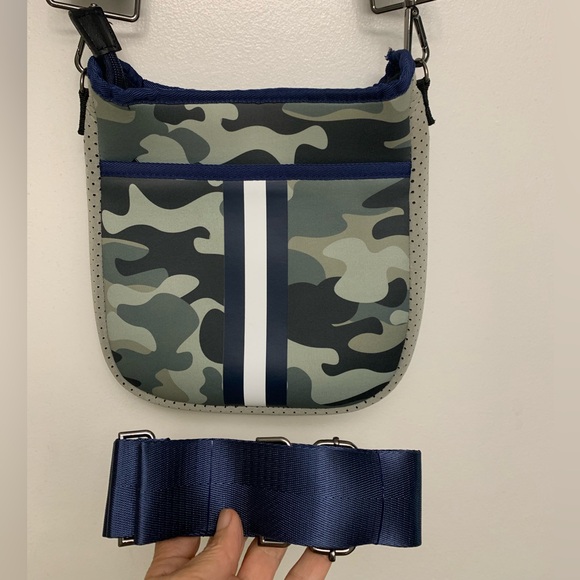 HAUTE SHORE BAG - crossbody, camouflage, neoprene, almost new, pockets,light! - Picture 7 of 10